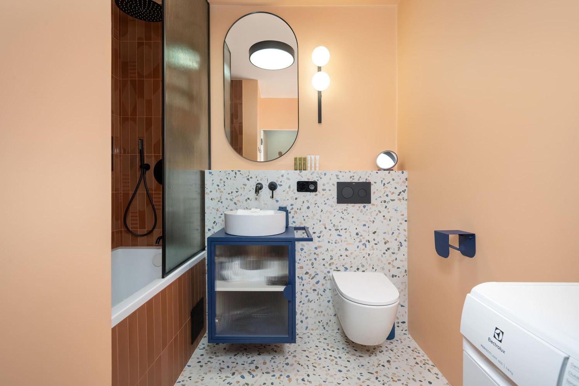Modern And Unique In The Centre Of By Renters *
