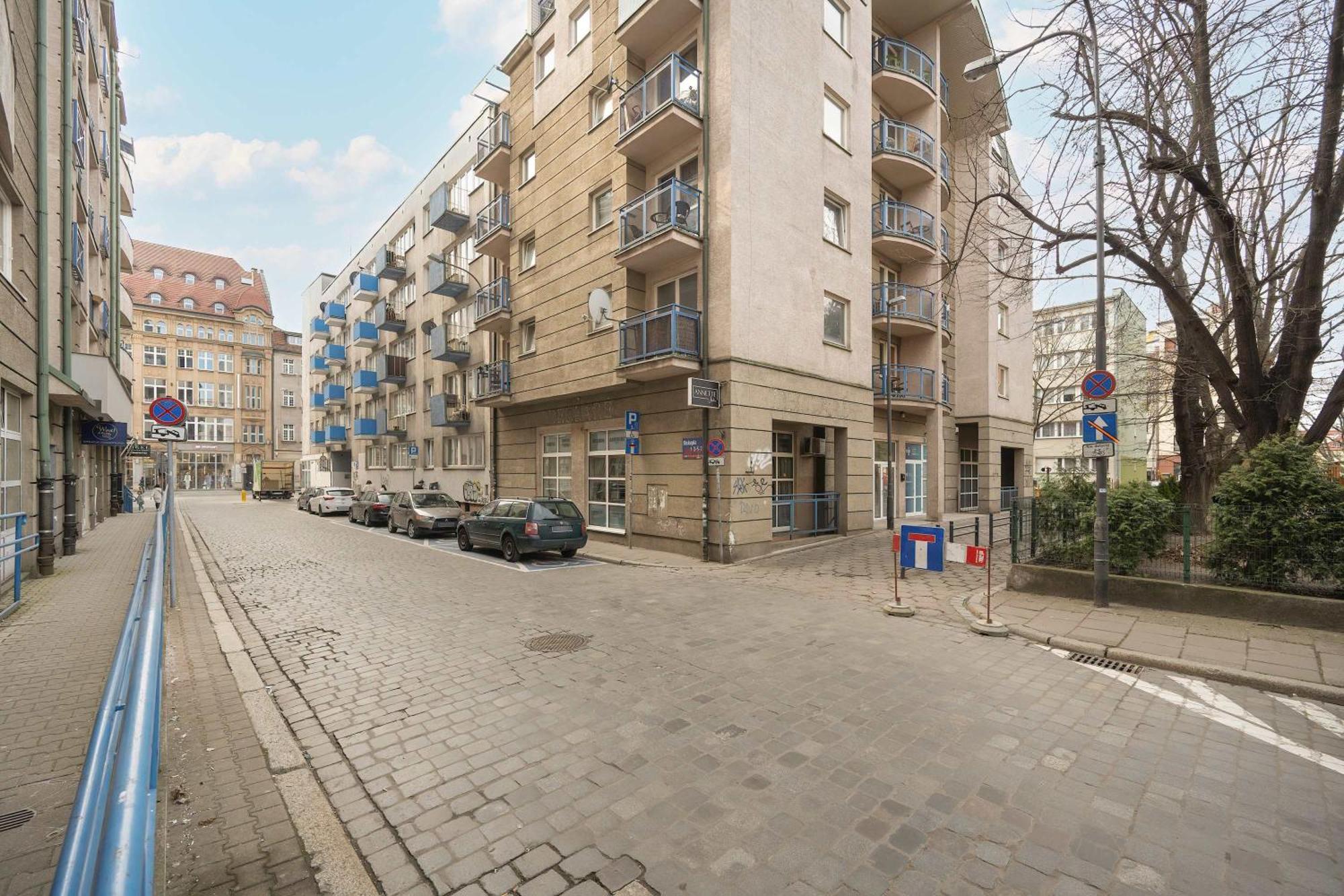 Modern And Unique In The Centre Of By Renters Apartament